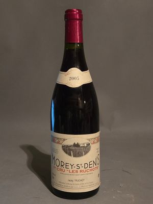 une bouteille de vin posée sur une table