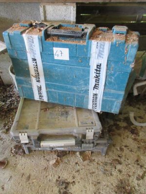 une boîte à outils bleue posée sur une pile de cartons