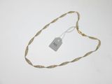 une étiquette fixée à un collier sur un fond blanc