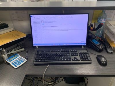 un ordinateur portable posé sur un bureau, à côté d'une calculatrice et d'une autre calculatrice