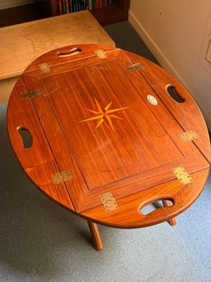 une table en bois dont le plateau est orné d'un motif en forme d'étoile