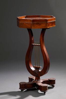 une petite table avec un plateau et un piètement en bois