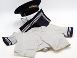 un uniforme et une casquette sur fond blanc