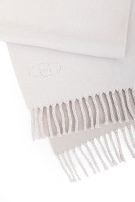 un gros plan sur une écharpe blanche ornée de franges