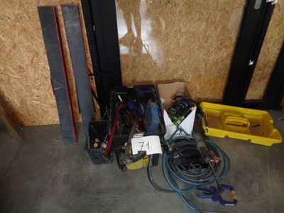 un tas d'appareils électriques de toutes sortes par terre