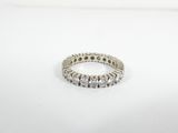 une bague « éternité » sertie de diamants sur fond blanc