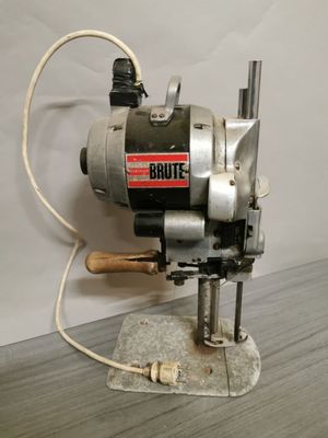 une machine posée sur une table en bois