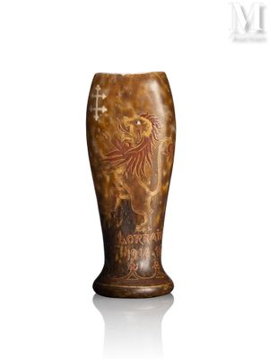 l'image d'un vase orné d'un lion, posé sur un fond blanc