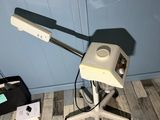 une machine blanche posée sur un parquet