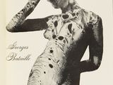une photo en noir et blanc d'une femme avec des tatouages sur le corps
