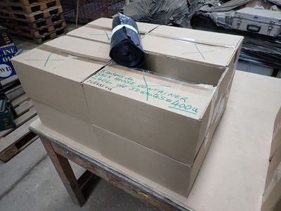 des boîtes sont empilées dans un entrepôt