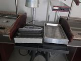une photo d'une cuisine avec une cuisinière et un plan de travail