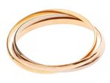 gros plan d'une bague en or sur fond blanc