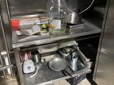 une armoire en acier inoxydable contenant des casseroles et des poêles