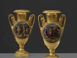 une paire de vases en or ornés d’une peinture représentant une scène