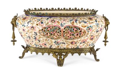 un grand vase orné d'un motif floral