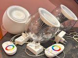une table sur laquelle sont posés des appareils électroniques