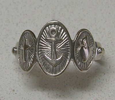 une photo en gros plan d'une bague posée sur une table