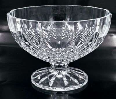 un bol en verre posé sur une table