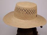 un chapeau posé sur une tête de mannequin qui porte déjà un chapeau