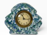 une horloge bleue et blanche posée sur une table