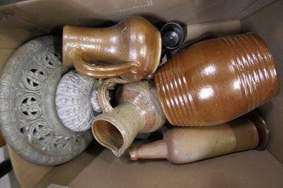 une boîte en carton remplie de vases et d'autres objets décoratifs
