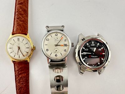trois types de montres sont présentés sur une surface blanche