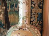 un vase posé sur une table devant une tapisserie