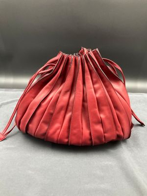 LUPO. Modèle ABANICO, en cuir bordeaux effet plissé, anse unique, port - Photo 1