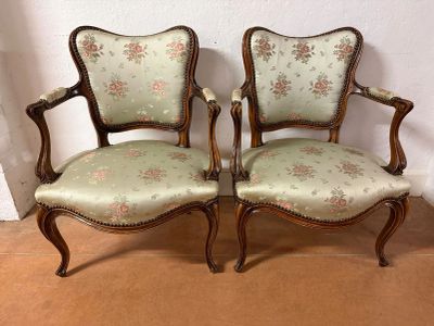 PAIRE de fauteuils en bois mouluré et sculpté avec dossier à…