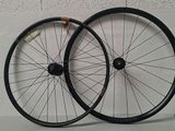 une paire de roues noires à rayons sur un fond blanc