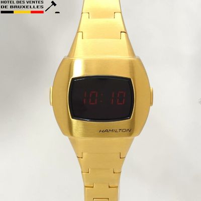 une montre-bracelet en or dotée d'un affichage numérique