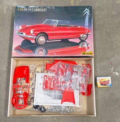 une boîte contenant une petite voiture