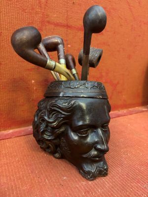 une statue d'un homme avec des clubs de golf dans la tête
