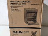 boîte contenant un four Gaun posée sur une surface blanche, avec un poulet à l'intérieur