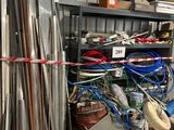 un tas d'objets métalliques divers dans un local de stockage