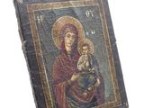 un vieux livre sur lequel figure l'image d'une mère et de son enfant