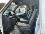 une camionnette blanche avec des sièges noirs à l'arrière