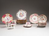 une image représentant un ensemble d'assiettes, de tasses et de soucoupes