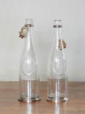 deux bouteilles en verre vides posées sur une table en bois
