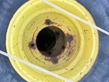 un gros plan d'un pneu jaune avec un trou noir au centre