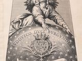 un vieux livre sur lequel figure le dessin d'un ange au sommet d'un globe terrestre