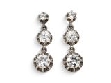 une paire de boucles d'oreilles en diamant sur fond blanc