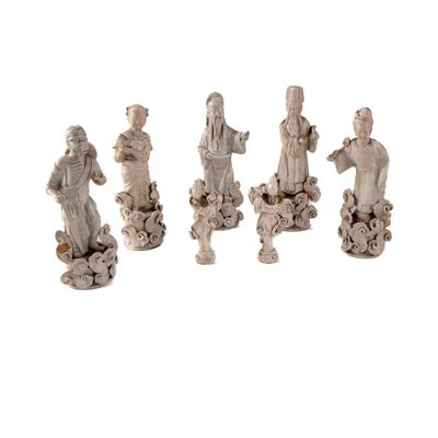 quatre figurines représentant un homme et une femme dans un jardin