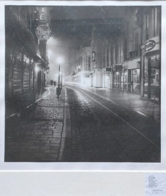 une photo en noir et blanc d'une personne marchant dans la rue