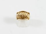 gros plan d'une bague en or sur une surface blanche