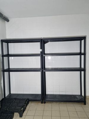 deux étagères dans un coin d'une pièce, avec un banc