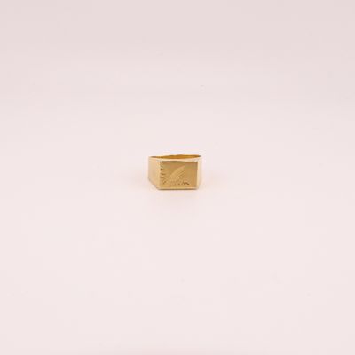 une bague en or ornée d'un motif carré