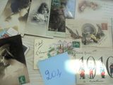 beaucoup de vieilles cartes postales sur la table