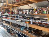 une pièce où se trouvent de nombreuses étagères sur lesquelles sont posés des outils